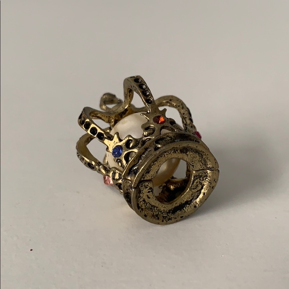 [FREE] with any purchase Vintage Style Crown Pendant - Picture 5 of 6